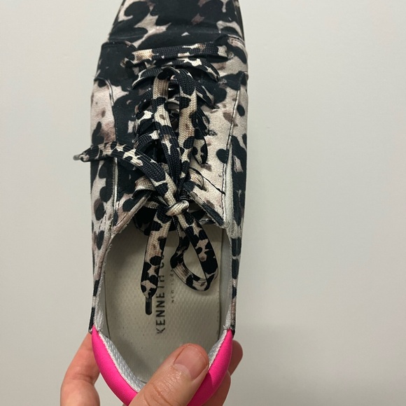 Gently worn Kenneth Cole Kam Eo Sneaker women’s size 8.5 - Picture 6 of 11